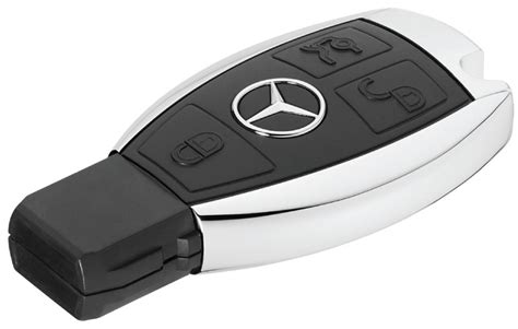 Chiave elettronica Mercedes con pila in evidenza