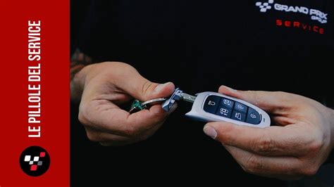 Rappresentazione grafica della rimozione della chiave meccanica da una SmartKey Mercedes