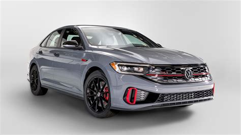 Vista frontale della Volkswagen Jetta GLI con dettagli sportivi