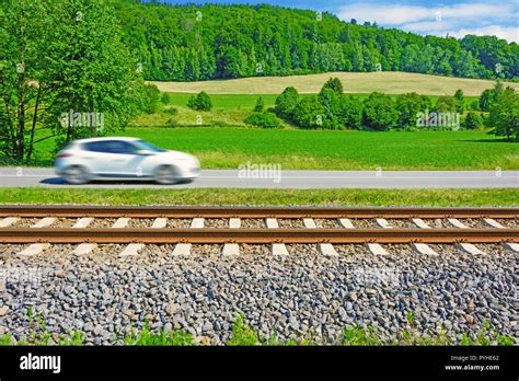Auto Lightyear One in movimento su una strada soleggiata