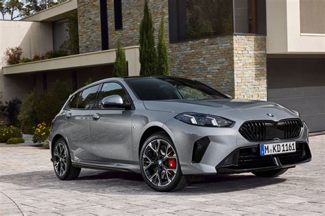 BMW Serie 1 M Sport in azione su strada panoramica