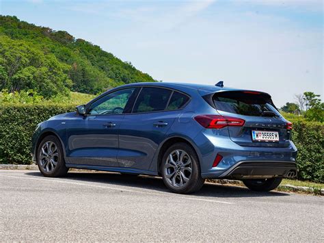 Ford Focus EcoBoost Hybrid in un paesaggio urbano