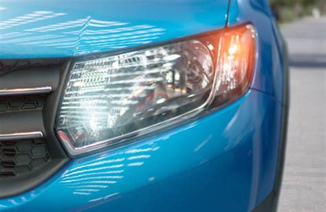 Schema di una cappelliera per auto con frecce che indicano le sue parti