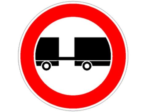 Segnale di divieto di transito per veicoli con rimorchio