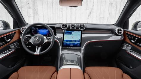 Interni Mercedes-Benz GLC con schermi