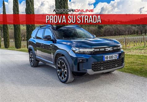 Primo piano del logo Dacia inciso su un copricerchio