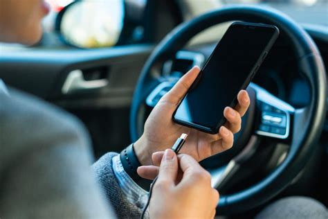 Smartphone che si collega a un'auto Audi