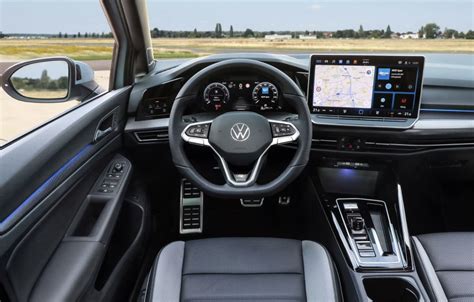 Volkswagen Golf 8 interni plancia digitale