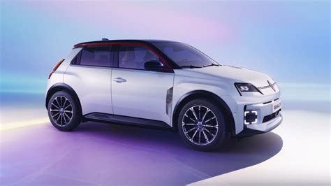 Dettaglio della Renault 5 E-Tech con sfondo che evoca epoche storiche diverse