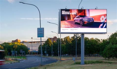 Schermi pubblicitari in dark mode in una piazza cittadina