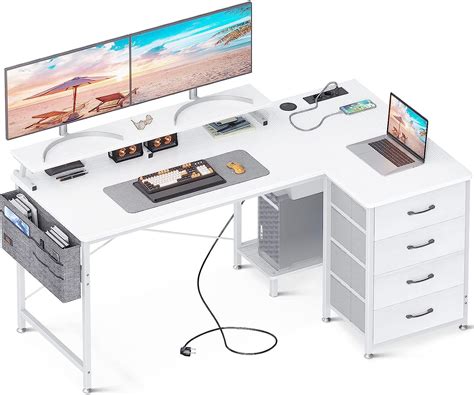 Scrivania da lavoro con computer e libri