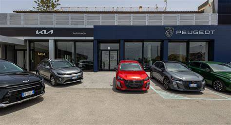Concessionaria iCar con auto Peugeot in esposizione