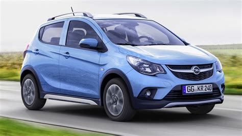 Opel Karl di profilo con sfondo urbano