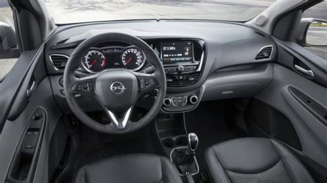 Interni della Opel Karl con sistema infotainment