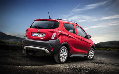 Opel Karl Rocks in ambiente fuoristrada leggero