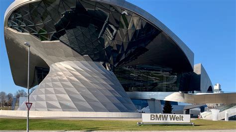 Architettura futuristica del Museo BMW e del BMW Welt a Monaco