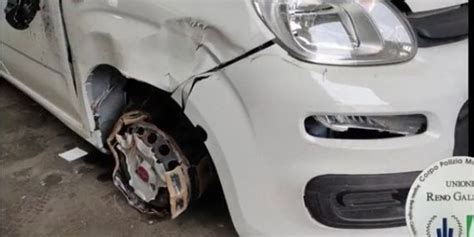 auto con ruote girate verso il marciapiede