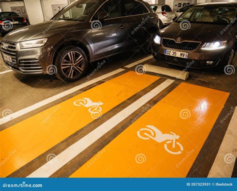 Parcheggio sotterraneo con diverse auto parcheggiate