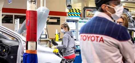 Tecnici che lavorano su un'auto Toyota in un'officina moderna