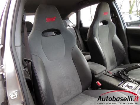 Interni della Subaru Impreza WRX STI 2008 con sedili sportivi