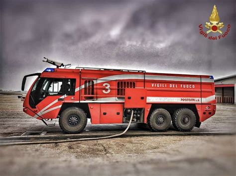 mezzi dei vigili del fuoco in un deposito