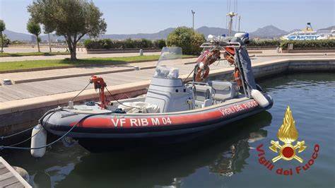 un'unità antincendio navale dei vigili del fuoco