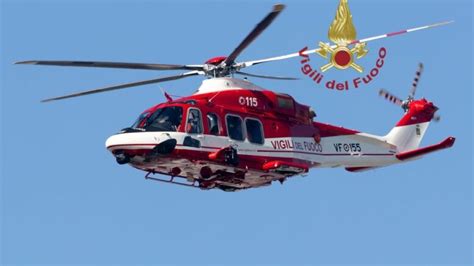 un elicottero dei vigili del fuoco in volo