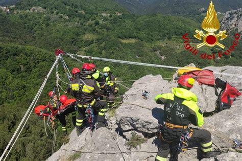 una squadra SAF dei vigili del fuoco in un'operazione di soccorso in grotta