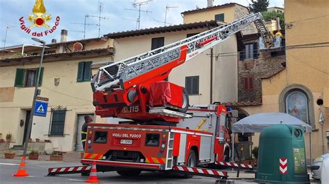 un'autoscala dei vigili del fuoco estesa verso un edificio