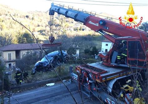 un'autogru dei vigili del fuoco in azione su un incidente stradale