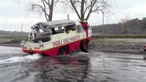 un automezzo anfibio dei vigili del fuoco in un'area allagata