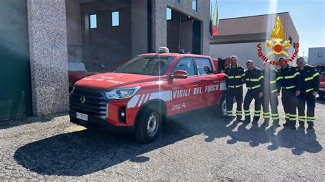 un pick-up dei vigili del fuoco attrezzato per antincendio boschivo