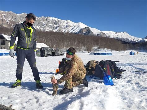 un fuoristrada dei vigili del fuoco in un ambiente montano innevato