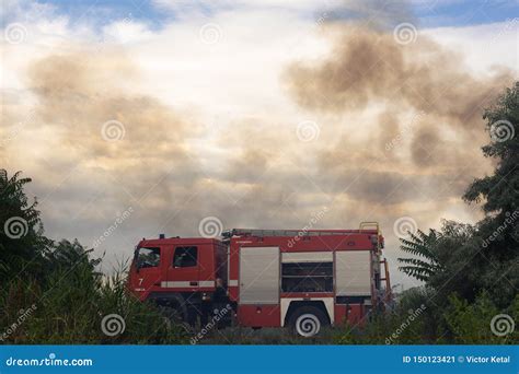 un'autopompa forestale dei vigili del fuoco in azione