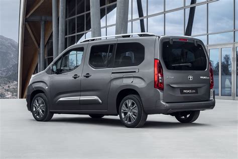 Toyota Proace Verso in un ambiente urbano dinamico