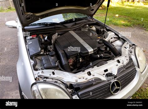 Immagine di un'auto con il cofano aperto e un tecnico che lavora sull'impianto di climatizzazione