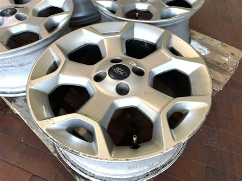 Ford Ka con cerchi in lega originali