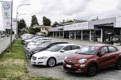 Immagine di interni showroom Bacci Motors con auto nuove e usate