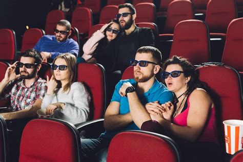 Persone che guardano un film da un'auto in un moderno drive-in