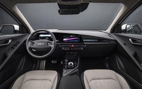 Interni Kia Niro Tri-Fuel con doppio schermo
