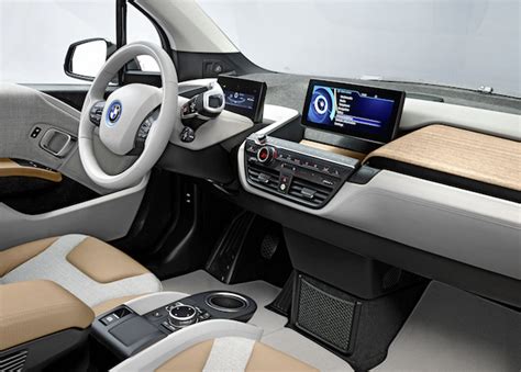 Interni di una BMW i3 con materiali sostenibili