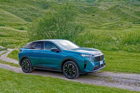 Peugeot 3008 Plug-In Hybrid in un ambiente urbano