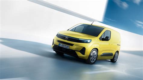 Van Opel Combo Cargo in azione