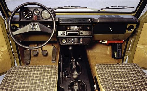Interni di una Mercedes Classe G W460 d'epoca