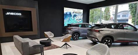 Interno showroom Autoingros con diverse auto esposte
