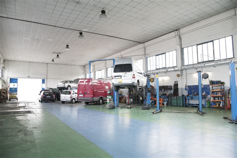 auto in officina per riparazione