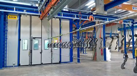 Panorama di una moderna linea di verniciatura robotizzata in un impianto automotive