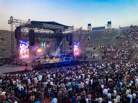 Concerto all'aperto in un paesaggio fiorito