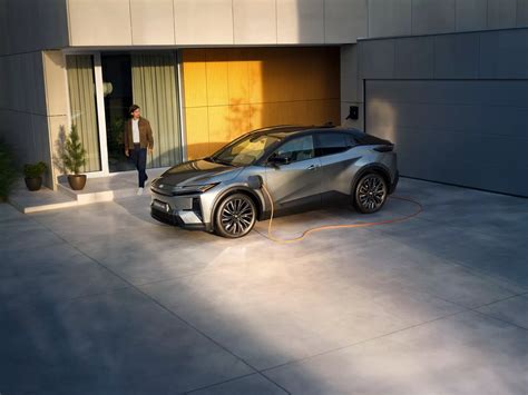 Toyota C-HR+ in carica