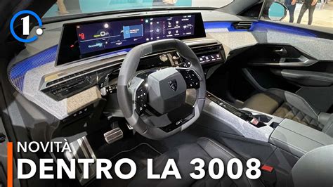Interni Peugeot 3008 con schermo infotainment